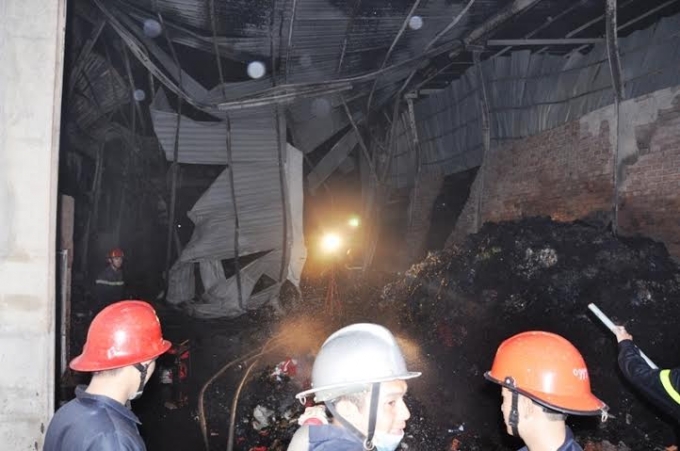 Tường v&agrave; m&aacute;i t&ocirc;n 2 xưởng bị hư hỏng ho&agrave;n to&agrave;n.