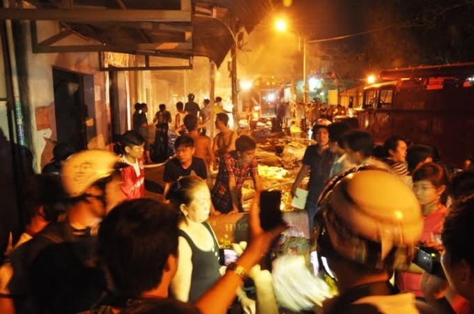 Người người chạy t&aacute;n loạn khi đ&aacute;m ch&aacute;y xảy ra.