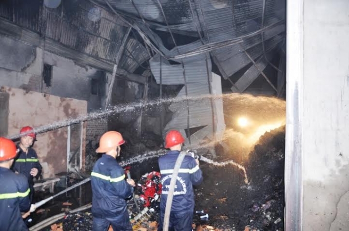 Ph&aacute; tường để tiếp cận s&acirc;u b&ecirc;n trong để xử l&iacute; đ&aacute;m ch&aacute;y.