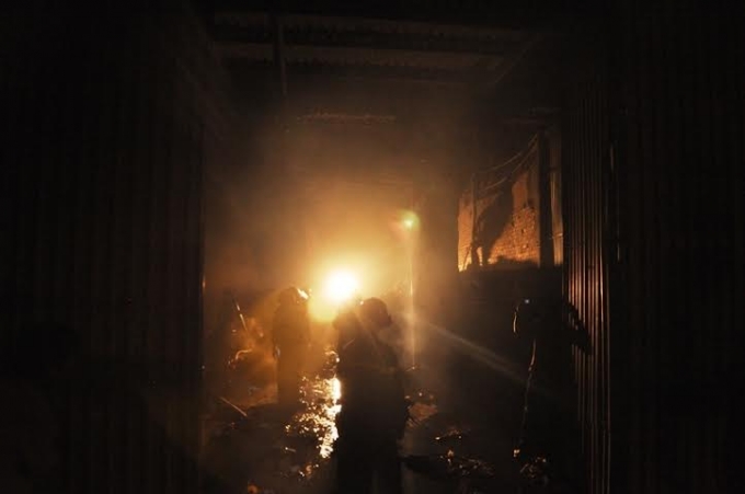 Lực lượng PCCC đập tường tiếp cận s&acirc;u v&agrave;o b&ecirc;n trong xưởng.