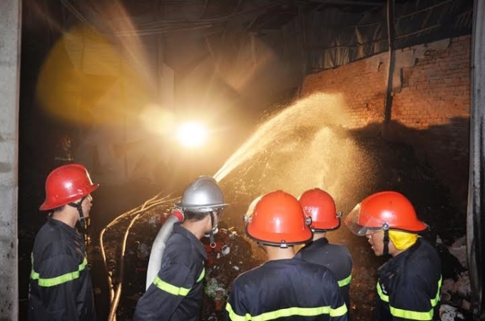 Do c&ocirc;ng t&aacute;c chữa ch&aacute;y diễn ra b&ecirc;n đ&ecirc;m n&ecirc;n gặp kh&ocirc;ng &iacute;t kh&oacute; khăn.