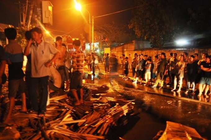 D&ograve;ng người hiếu kỳ tụ tập xem cảnh hoang to&agrave;n sau vụ ch&aacute;y.