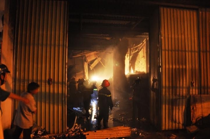 L&iacute;nh cứu hỏa đang l&agrave;m nhiềm vụ dập tắt đ&aacute;m ch&aacute;y lớn.