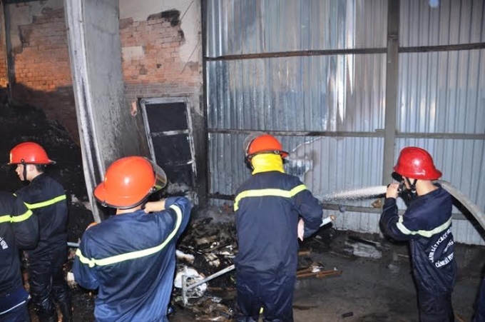 L&iacute;nh cứu hỏa phong tỏa khu vực đang diễn ra vụ ch&aacute;y.