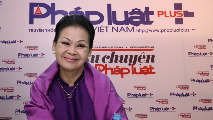 Danh ca Kh&aacute;nh Ly trong buổi giao lưu trực tuyến với Ph&aacute;p luật Plus.