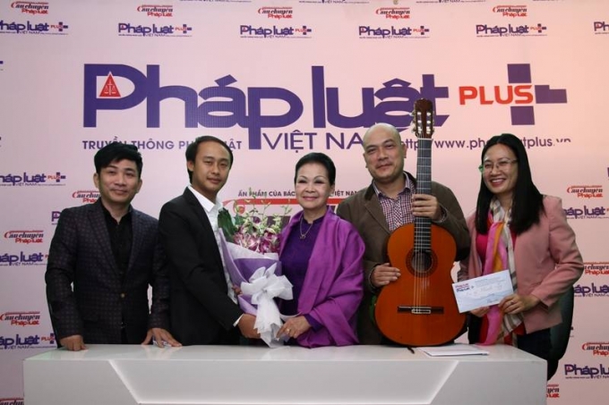 Cuối chương tr&igrave;nh giao lưu, danh ca Kh&aacute;nh Ly đ&atilde; ủng hộ Quỹ nhịp cầu Plus số tiền l&agrave; 10 triệu đồng.