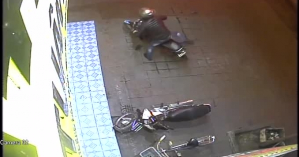 Quên rút chìa khóa, chủ nhà lao ra tóm gọn tên trộm xe máy