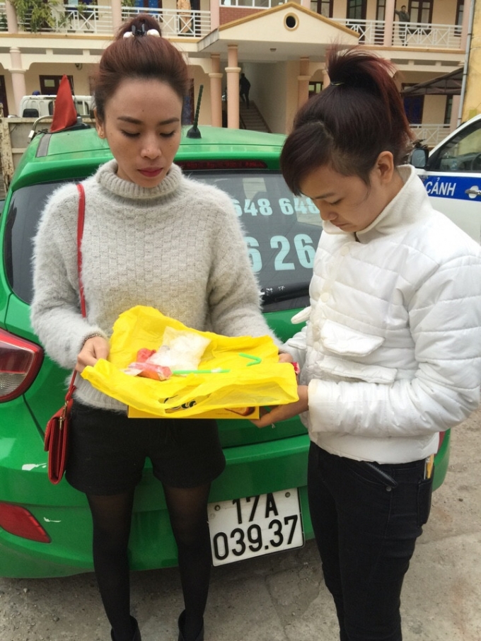 C&aacute;c đối tượng v&agrave; tang vật bị thu giữ.