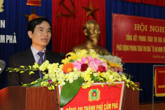Đ/c Vũ Quyết Tiến, Chủ tịch UBND TP Cẩm Phả ph&aacute;t biểu tại hội nghị&nbsp;