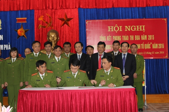 Đại diện c&aacute;c ph&ograve;ng nghiệp vụ C&ocirc;ng an TP Cẩm Phả k&yacute; cam kết phong tr&agrave;o