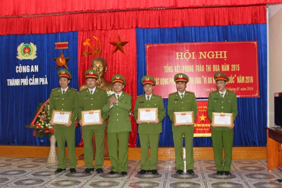 L&atilde;nh đạo C&ocirc;ng an tỉnh Quảng Ninh trao bằng khen cho những tập thể v&agrave; c&oacute; th&agrave;nh t&iacute;ch xuất sắc trong phong tr&agrave;o