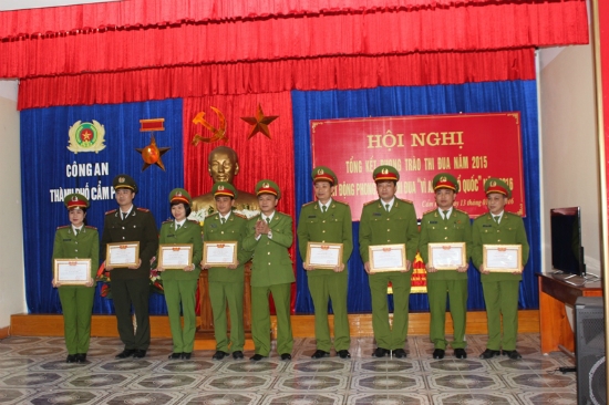 Đồng ch&iacute; Th&aacute;i Hồng C&ocirc;ng (giữa) - PGĐ C&ocirc;ng an tỉnh Quảng Ninh trao bằng khen cho những c&aacute; nh&acirc;n c&oacute; th&agrave;nh t&iacute;ch xuất sắc trong phong tr&agrave;o