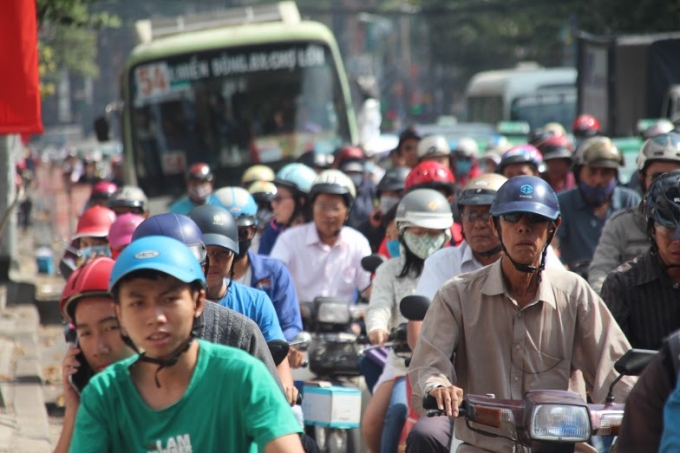 &Ocirc; t&ocirc; chết m&aacute;y, đường phố trung t&acirc;m TP HCM t&ecirc; liệt