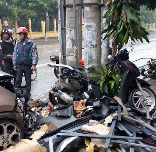 Chiếc xe SH bị hư hỏng nặng sau c&uacute; đ&acirc;m của &ocirc; t&ocirc; đi&ecirc;n.