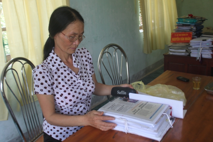 C&ocirc; Hạnh đang nghi&ecirc;n cứu t&agrave;i liệu trong giờ ra chơi.