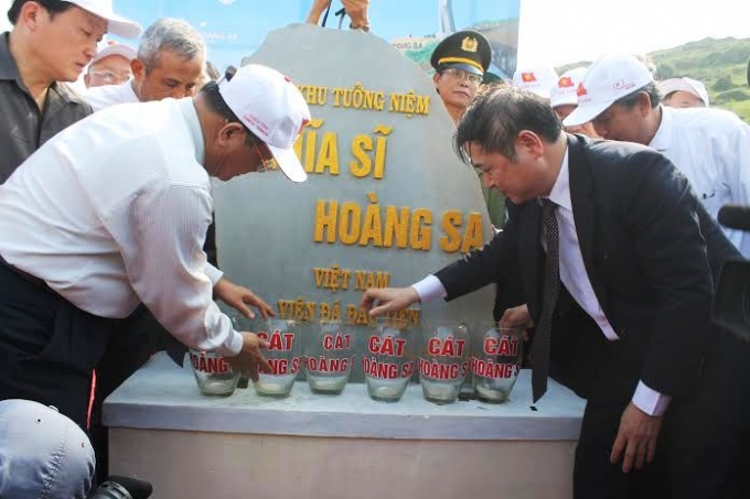 C&aacute;c l&atilde;nh đạo Trung ương đặt vi&ecirc;n đ&aacute; đầu ti&ecirc;n tại buổi lễ.