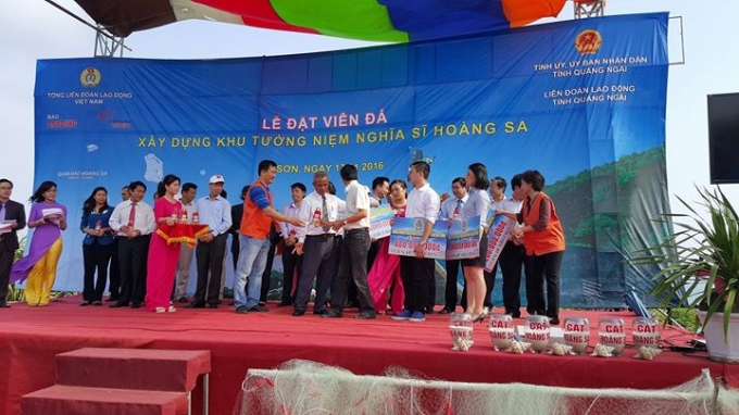 Lễ đặt vi&ecirc;n đ&aacute; x&acirc;y dựng khu tưởng niệm nghĩa sĩ Ho&agrave;ng Sa được diễn ra long trọng v&agrave; trang nghi&ecirc;m.