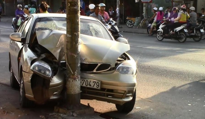 Đầu &ocirc; t&ocirc; hư ho&agrave;n to&agrave;n sau khi đ&acirc;m v&agrave;o gốc c&acirc;y