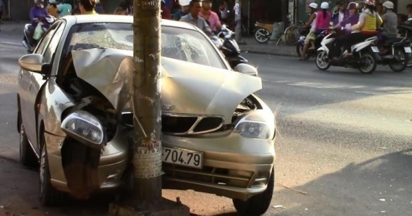 Bình Dương: “Xế hộp” 4 chỗ đâm đầu vào cột điện, 2 người bị thương