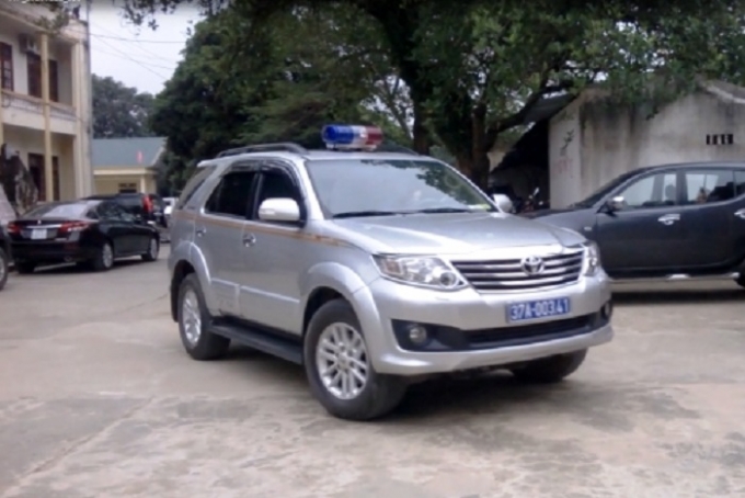 Chiếc xe được Chủ tịch UBND một huyện tr&ecirc;n địa b&agrave;n tỉnh Nghệ An sử dụng lắp đ&egrave;n ưu ti&ecirc;n (ảnh cắt từ video).&nbsp;