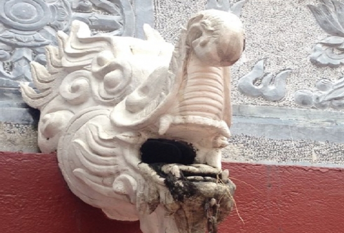 Một trong những chi tiết kh&ocirc;ng ph&ugrave; hợp tại khu di t&iacute;ch ch&ugrave;a Hương sẽ được thay thế trước tết Nguy&ecirc;n đ&aacute;n.