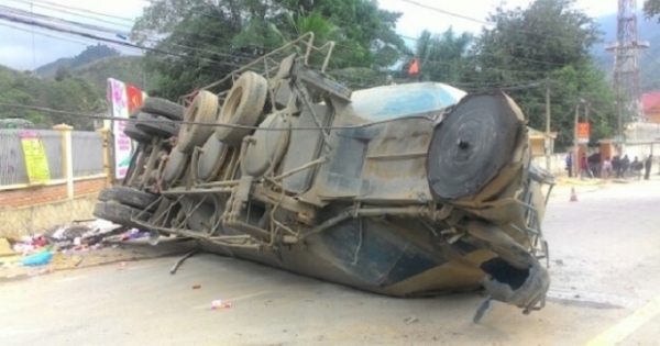 Xe bồn trôi dốc rồi "phơi bụng", đè chết hai người
