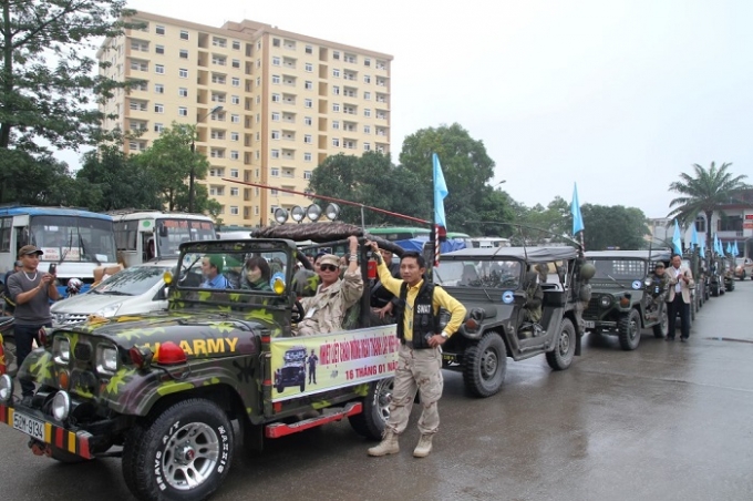 Người d&acirc;n TP Vinh được chi&ecirc;m ngưỡng những chiếc xe Jeep đầy đủ chủng loại.