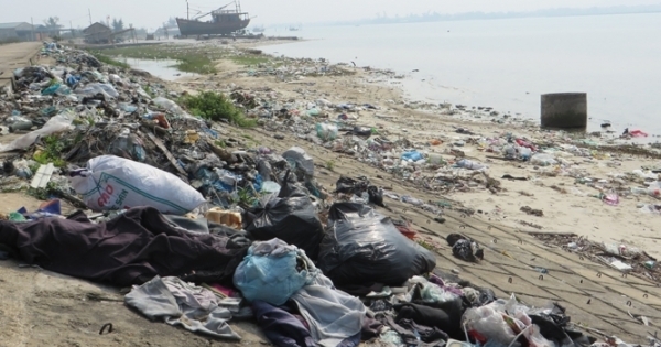 Người dân biển Quảng Phúc "quằn quại" sống chung với rác