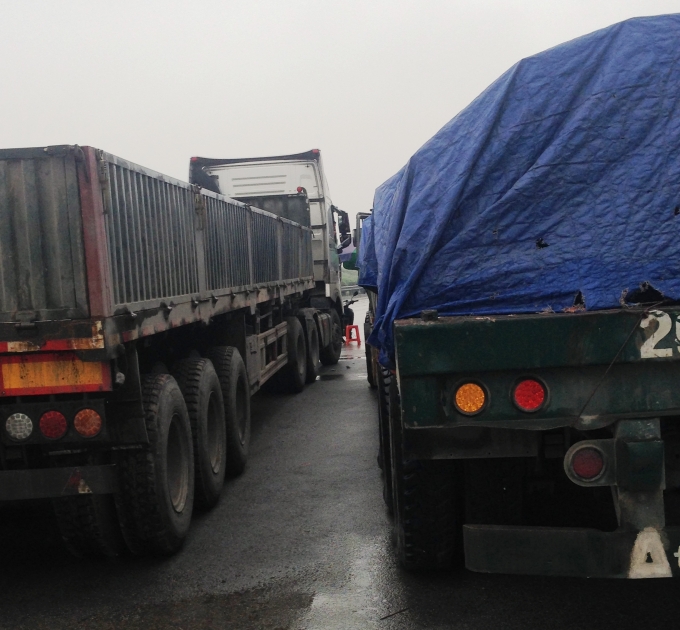 Chiếc xe ngoan cố (b&ecirc;n phải) v&agrave; xe sang tải.