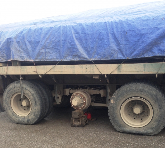 Với l&yacute; do xe bị nổ lốp, l&aacute;i xe kh&ocirc;ng chấp h&agrave;nh y&ecirc;u cầu của lực lượng chức năng.