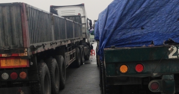 Hải Dương: Lái xe “cố thủ” chống đối lực lượng kiểm tra tải trọng