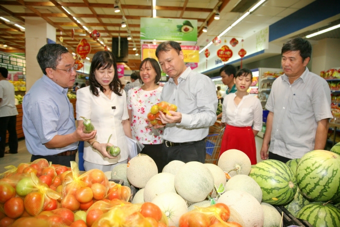 Kiểm tra chất lượng rau, củ, quả tại si&ecirc;u thị.