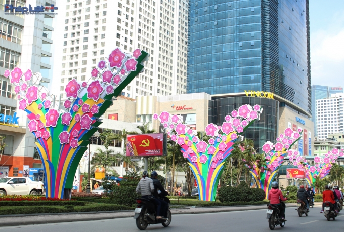 TP H&agrave; Nội đang cố gắng trang tr&iacute; theo chủ đề từng sự kiện như TP HCM. (Ảnh: Đức Bi&ecirc;n)