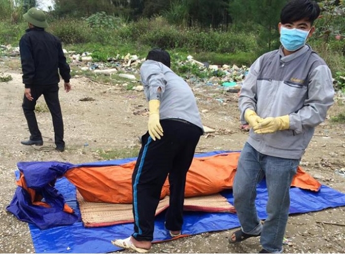 Thi thể người đ&agrave;n &ocirc;ng đang được ch&iacute;nh quyền địa phương l&agrave;m thủ tục ch&ocirc;n cất (ảnh CTV).&nbsp;