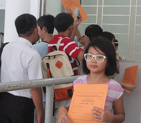 Th&iacute; điểm tuyển sinh bằng Internet để tr&aacute;nh cảnh xếp h&agrave;ng khi nộp hồ sơ dự tuyển v&agrave;o c&aacute;c đầu cấp.