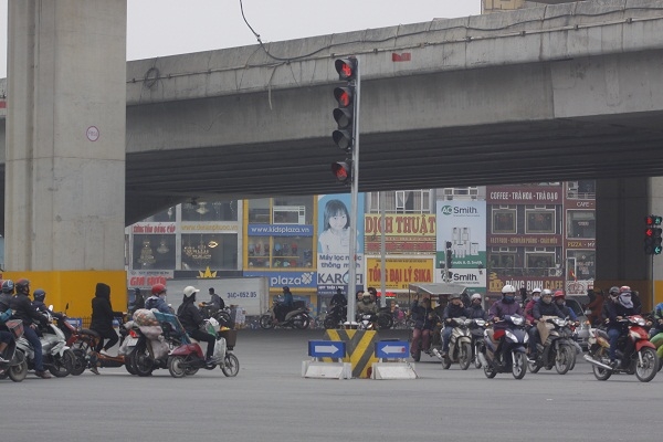 C&aacute;c cột đ&egrave;n giao th&ocirc;ng đứng giữa đường l&agrave;m kh&oacute; khăn cho c&aacute;c phương tiện đi lại,