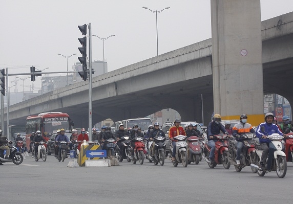 C&aacute;c phương tiện đều phải tr&aacute;nh n&eacute; cột đ&egrave;n n&agrave;y khi đang lưu th&ocirc;ng.