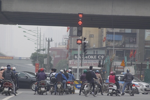 C&aacute;c cột đ&egrave;n giao th&ocirc;ng giữa đường l&agrave;m kh&oacute; khăn cho c&aacute;c phương tiện đi lại.