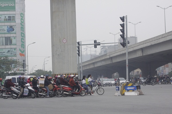 Kh&ocirc;ng chỉ l&agrave;m kh&oacute; khăn cho c&aacute;c phương tiện đi lại m&agrave; c&ograve;n l&agrave;m mất mỹ quan đ&ocirc; thị.