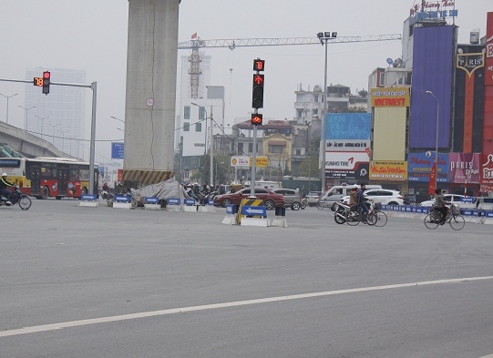 &ldquo;Chướng tai gai mắt&rdquo; v&igrave; cột đ&egrave;n giao th&ocirc;ng giữa đường