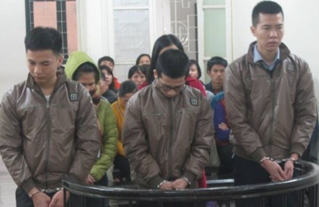 C&aacute;c bị c&aacute;o trước v&agrave;nh m&oacute;ng ngựa.