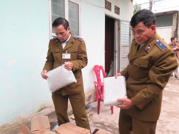 Cơ quan chức năng tiến h&agrave;nh thu giữ 180kg hạt nhựa kh&ocirc;ng r&otilde; nguồn gốc