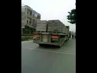 Kinh hãi xe container chở hàng trăm khối gạch bê tông không chằng níu