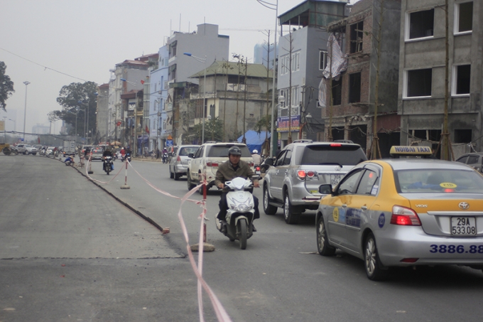 Một phần đường chưa ho&agrave;n th&agrave;nh n&ecirc;n t&igrave;nh trạng mạnh ai nấy đi khiến giao th&ocirc;ng khu vực n&agrave;y th&agrave;nh