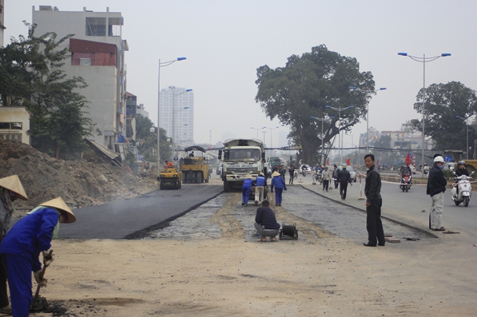 H&agrave; Nội: Giao th&ocirc;ng lộn xộn tr&ecirc;n đường ngh&igrave;n tỷ