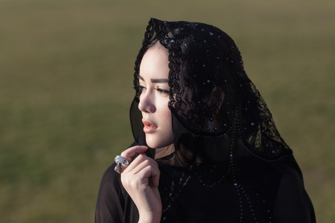 L&yacute; Nh&atilde; Kỳ quyến rũ, ki&ecirc;u kỳ trong thiết kế haute couture tinh xảo đến từng đường n&eacute;t theo xu hướng cổ điển&nbsp;