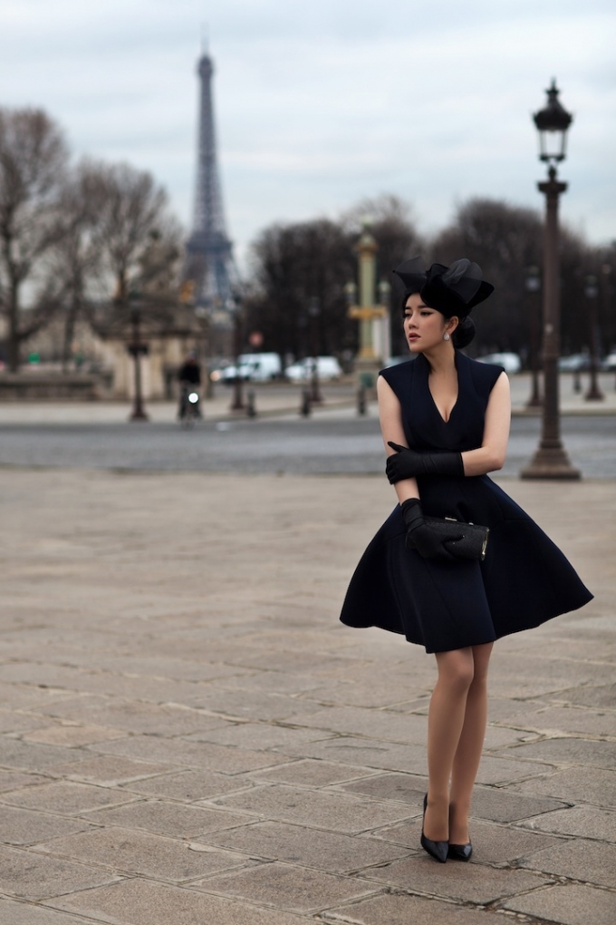 L&yacute; Nh&atilde; Kỳ&nbsp;thanh xu&acirc;n trong chiếc đầm ngắn x&ograve;e khoe th&acirc;n h&igrave;nh đồng hồ c&aacute;t&nbsp;