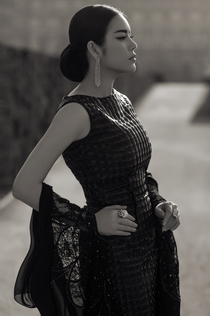 L&yacute; Nh&atilde; Kỳ kh&eacute;o l&eacute;o kết hợp trang sức kim cương với bộ đầm thiết kế theo phong c&aacute;ch&nbsp;haute couture l&agrave;m to&aacute;t l&ecirc;n vẻ quyền qu&yacute;, sang trọng v&agrave; gợi cảm