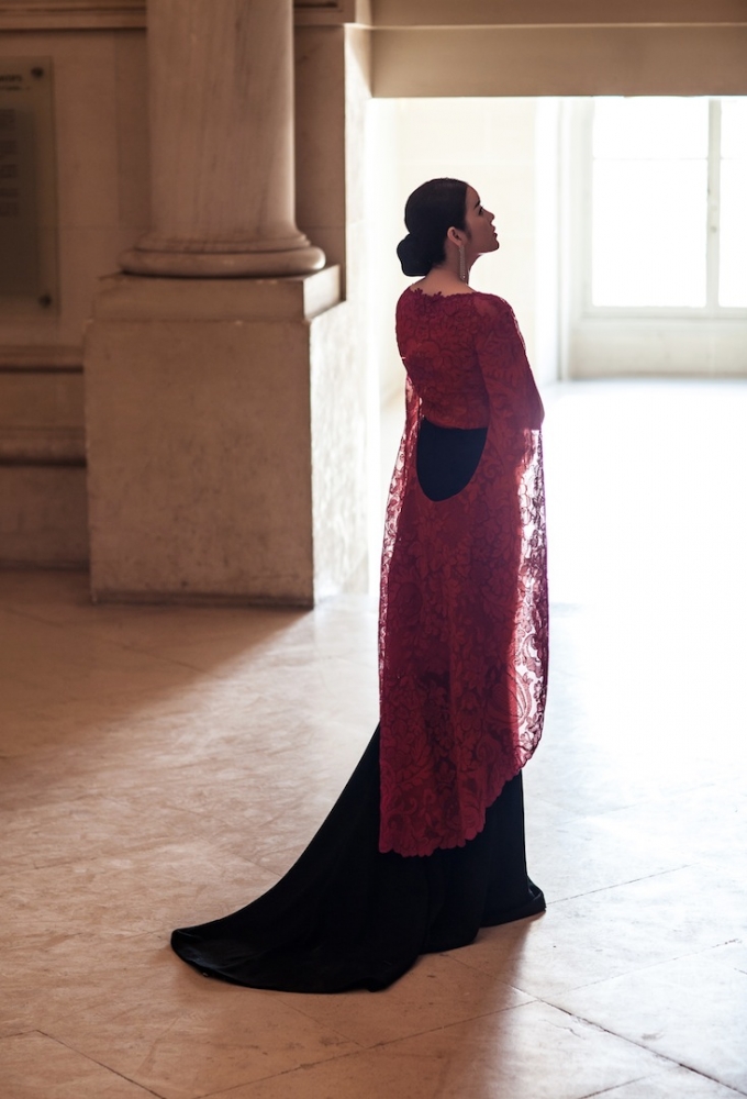 L&yacute; Nh&atilde; Kỳ khoe vẻ đẹp quyền qu&yacute;