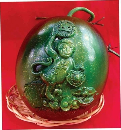 Dưa hấu in nổi h&igrave;nh ch&uacute; khỉ đang h&uacute;t kh&aacute;ch .